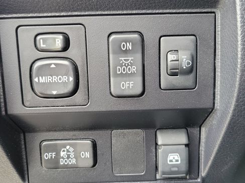 Used 2017 Toyota Tundra SR5 AWD/4WD image 18