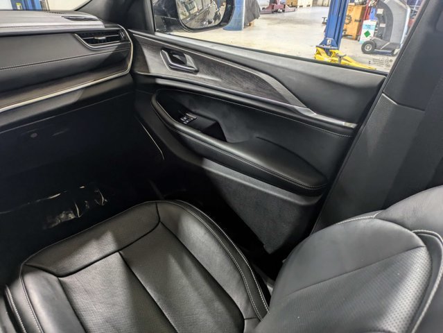 Used 2023 Jeep Grand Cherokee Overland AWD/4WD image 18