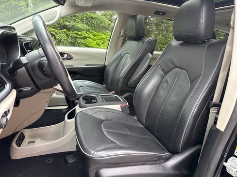 Used 2018 Chrysler Pacifica Limited w/ Advanced Safetytec Group FWD image 10