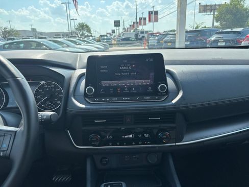 Used 2025 Nissan Rogue SV FWD image 17
