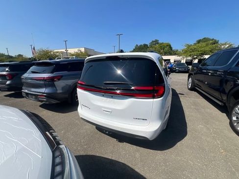 Used 2024 Chrysler Pacifica Limited w/ Uconnect Theater Family Group FWD image 4