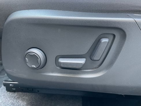 Used 2024 Volvo XC40 B5 Core image 23