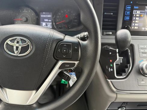 Used 2015 Toyota Sienna LE image 20