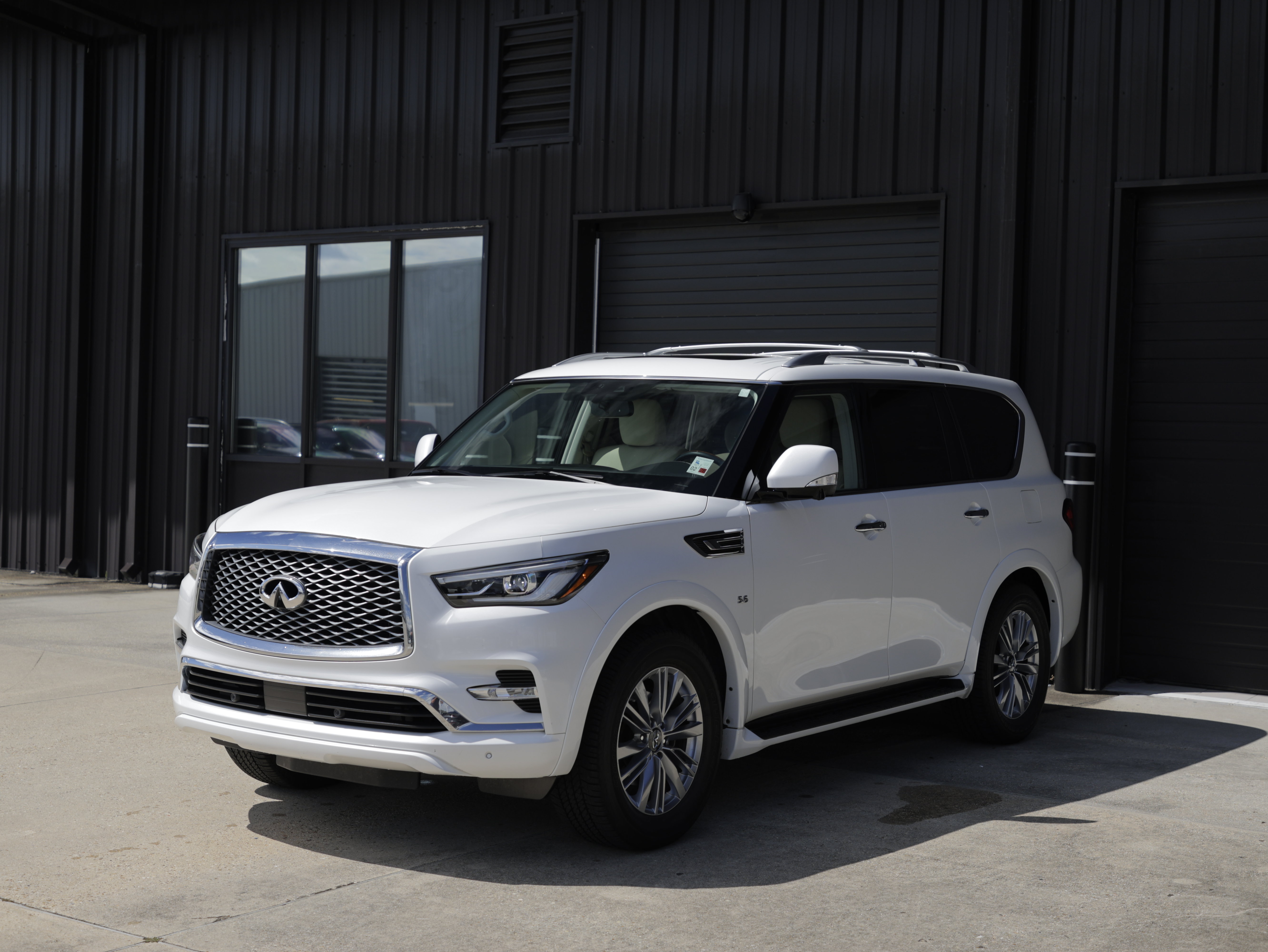 Used 2019 INFINITI QX80 Luxe w/ All-Season Package RWD image 1