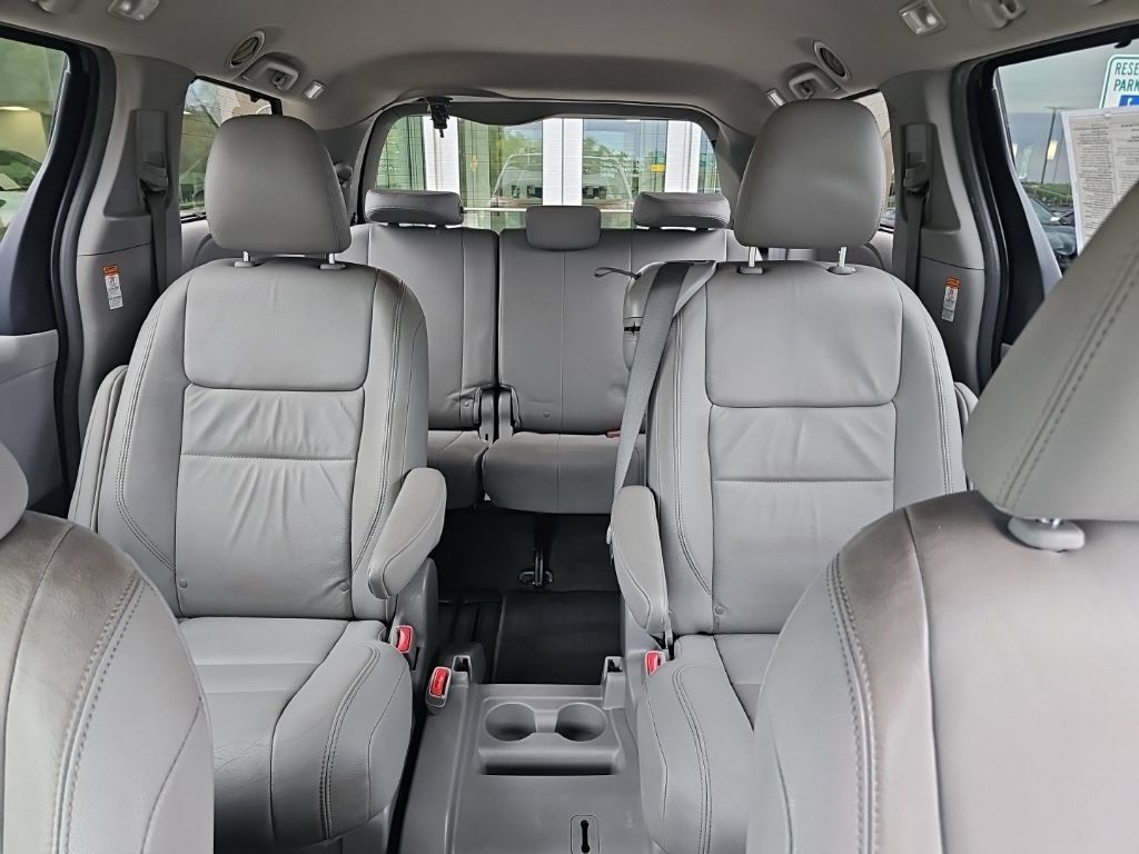 Used 2018 Toyota Sienna XLE w/ XLE Navigation Package FWD image 27