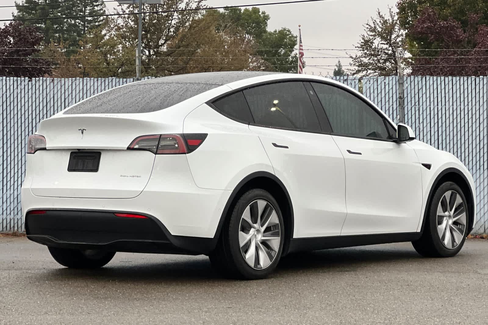 Used 2022 Tesla Model Y Long Range AWD/4WD image 3