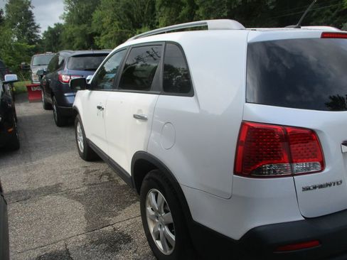 Used 2011 Kia Sorento LX w/ Convenience Pkg image 5