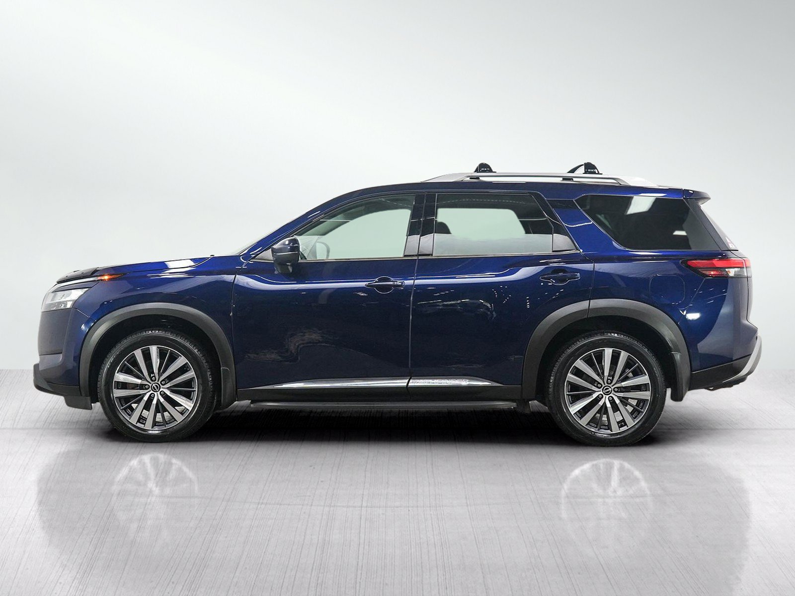 Used 2022 Nissan Pathfinder Platinum AWD/4WD image 2