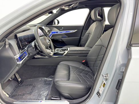 Used 2024 BMW 760i xDrive w/ Premium Package 2 AWD/4WD image 17