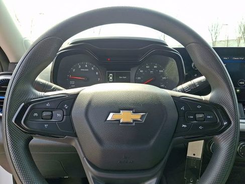 Used 2025 Chevrolet Trax LS FWD image 18