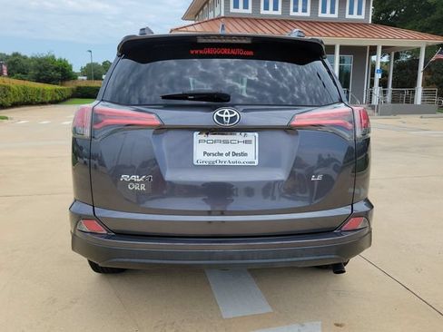 Used 2018 Toyota RAV4 LE FWD image 11