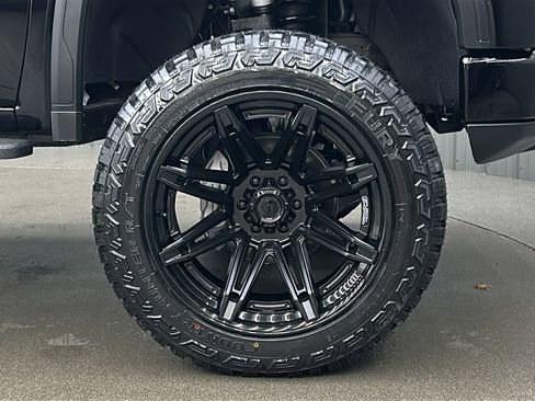 Used 2025 GMC Sierra 1500 AT4 w/ AT4 Premium Package image 9