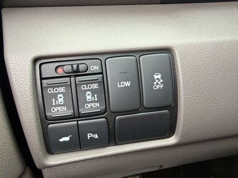 Used 2016 Honda Odyssey Touring Elite image 18