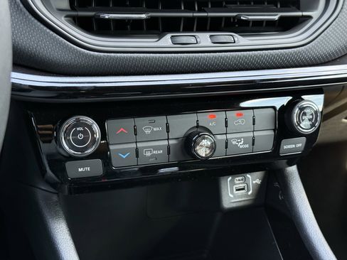 New 2026 Jeep Compass Latitude image 24