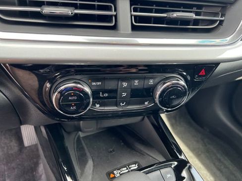 Used 2024 Chevrolet Trax LT w/ Sunroof Package FWD image 21