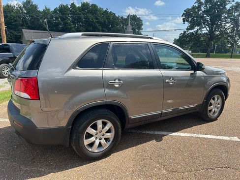 Used 2011 Kia Sorento 2WD w/ Convenience Pkg image 4