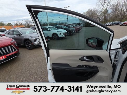 Used 2024 Chrysler Pacifica Touring-L FWD image 12