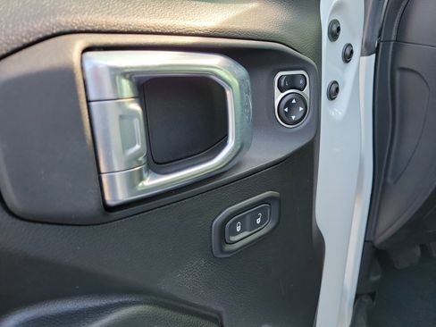 Used 2024 Jeep Gladiator Willys image 11