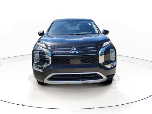 Used 2023 Mitsubishi Outlander SE FWD image 2