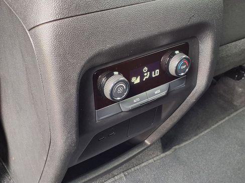 Used 2025 Chevrolet Traverse LT image 16