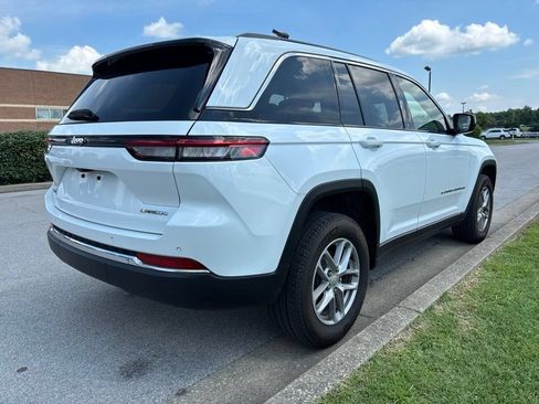 Used 2023 Jeep Grand Cherokee Laredo AWD/4WD image 3