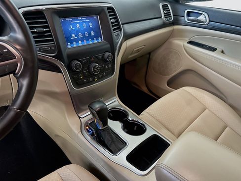 Used 2019 Jeep Grand Cherokee Laredo image 25