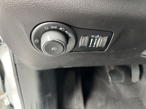 Used 2023 Jeep Compass Latitude AWD/4WD image 18