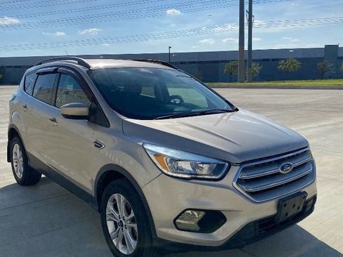 Used 2018 Ford Escape SE image 3
