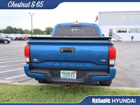 Used 2017 Toyota Tacoma TRD Sport AWD/4WD image 18