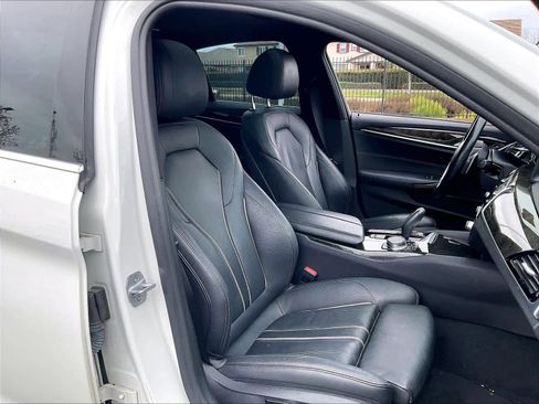 Used 2019 BMW 540i w/ Premium Package image 10