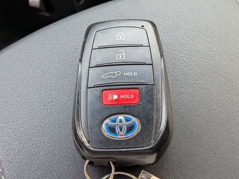 Used 2022 Toyota Venza LE AWD/4WD image 34