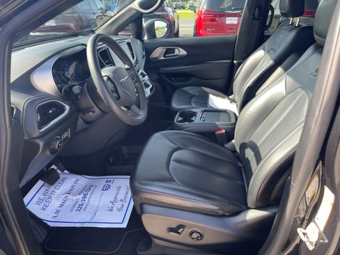 Used 2023 Chrysler Pacifica Touring-L w/ S Appearance Package image 11