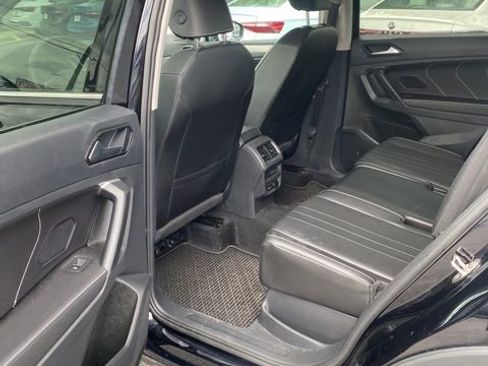 Used 2024 Volkswagen Tiguan SE w/ Panoramic Sunroof Package AWD/4WD image 8