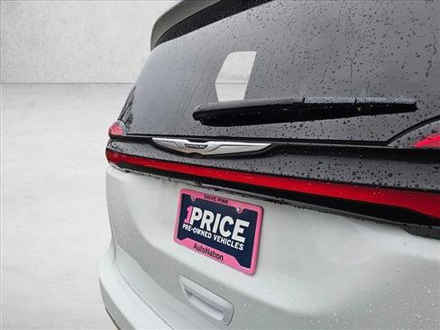 Used 2022 Chrysler Pacifica Touring-L image 12