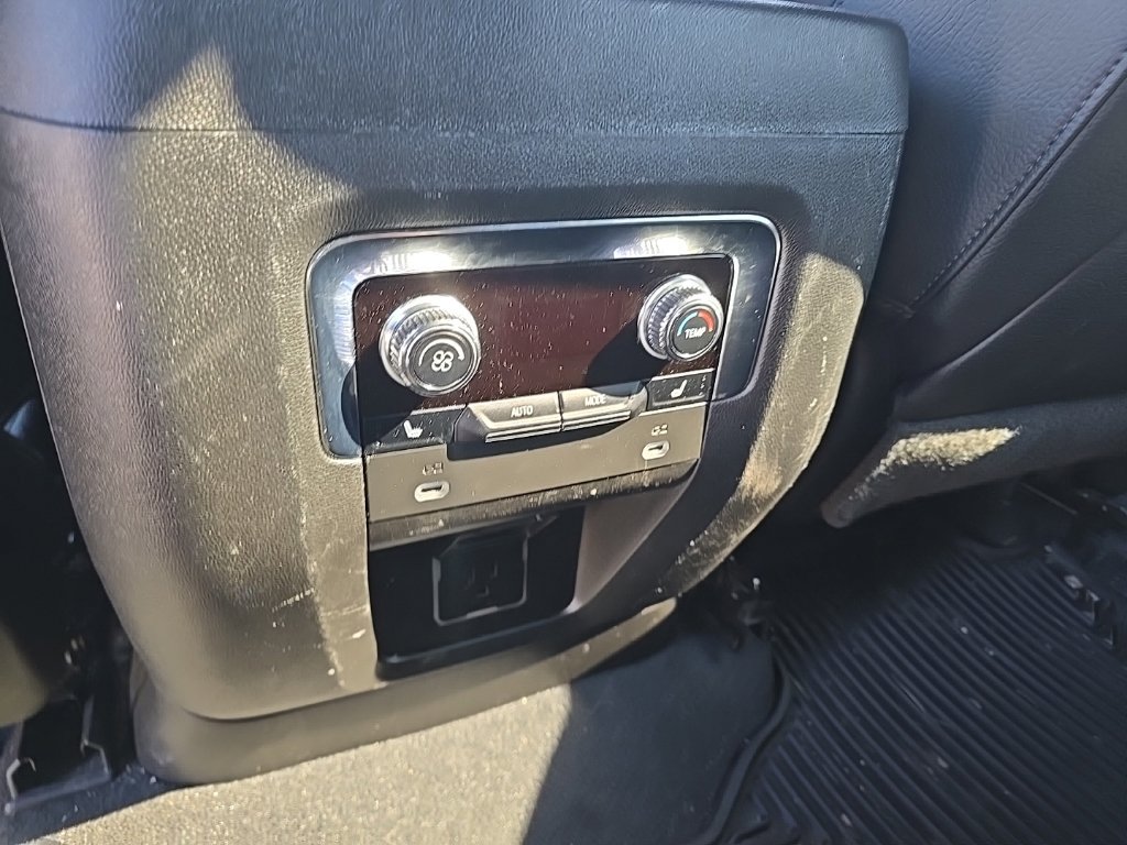 Used 2022 GMC Yukon XL Denali AWD/4WD image 16