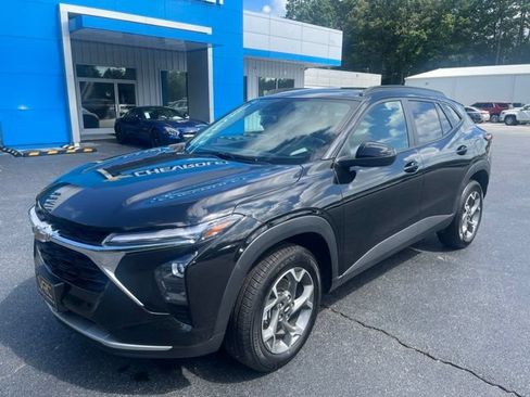 Used 2025 Chevrolet Trax LT w/ LT Convenience Package FWD image 2