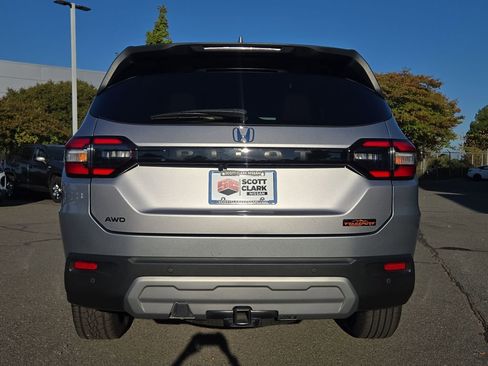 Used 2024 Honda Pilot TrailSport image 4