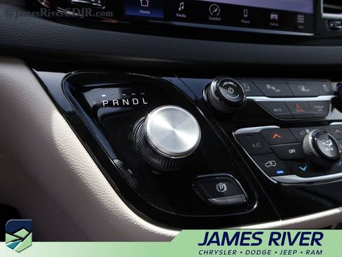 Used 2024 Chrysler Pacifica Touring-L FWD image 35