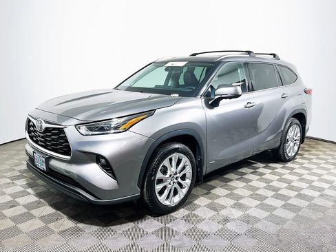 Certified 2025 Toyota Highlander Limited AWD/4WD image 4