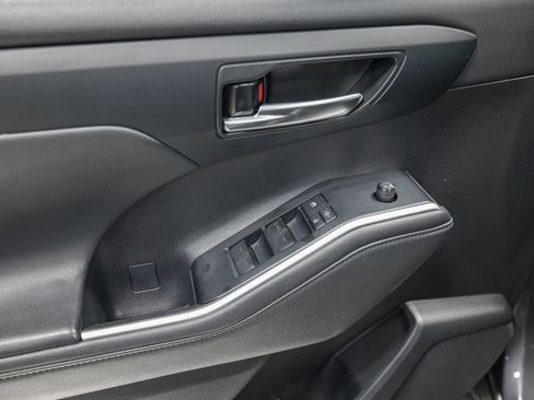 Used 2021 Toyota Highlander XLE image 13