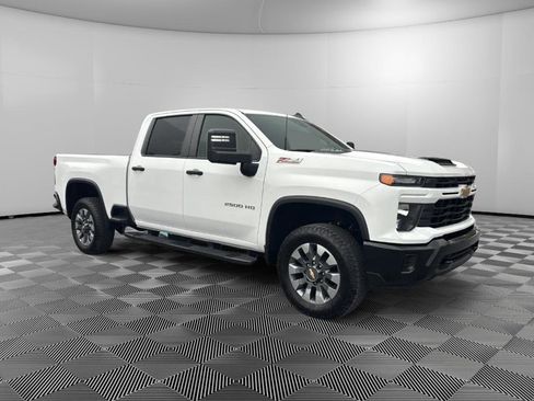 Used 2024 Chevrolet Silverado 2500 Custom w/ Custom Value Package image 2