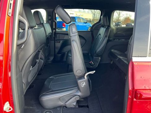 Used 2025 Chrysler Pacifica Select image 5