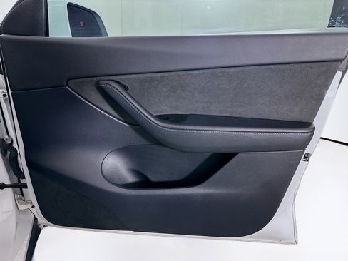 Used 2020 Tesla Model Y Long Range image 30