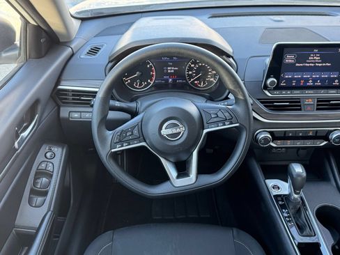 Used 2025 Nissan Altima 2.5 SV FWD image 29