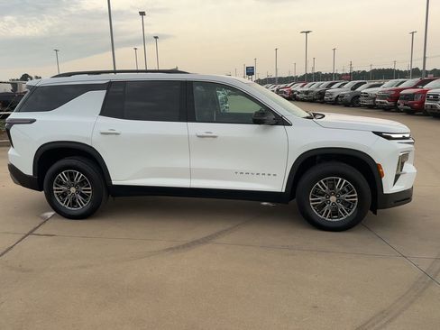 Used 2024 Chevrolet Traverse LT image 9