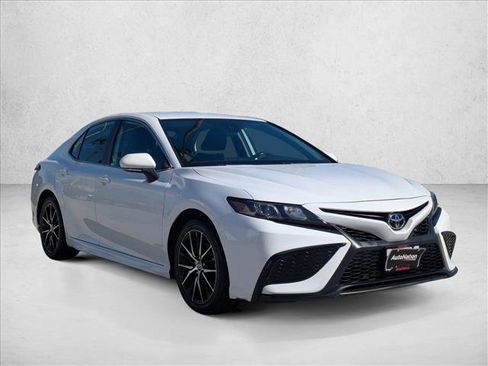 Used 2023 Toyota Camry SE image 3