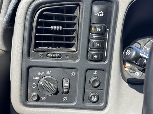 Used 2004 GMC Sierra 2500 SLT w/ Heavy-Duty Power Package AWD/4WD image 30