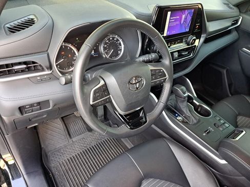 Used 2024 Toyota Highlander XSE FWD image 12