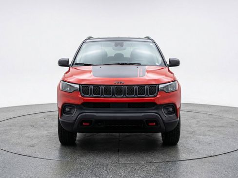 Used 2025 Jeep Compass Trailhawk image 2