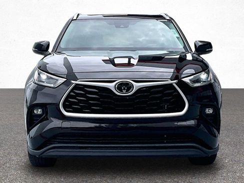 Used 2021 Toyota Highlander XLE AWD/4WD image 3